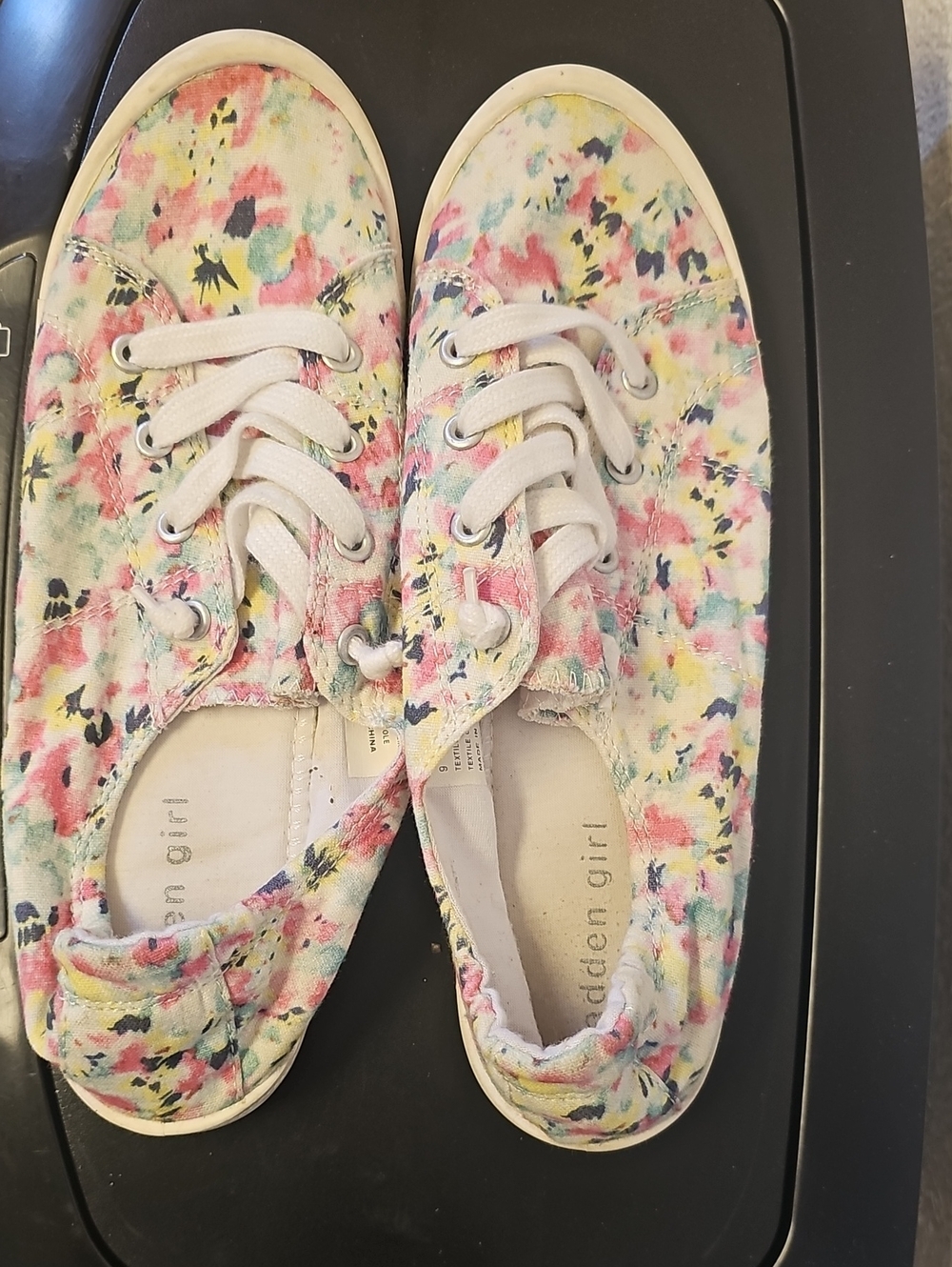 madden girl Baailey Floral Sneakers Pink & Multicolor US 9